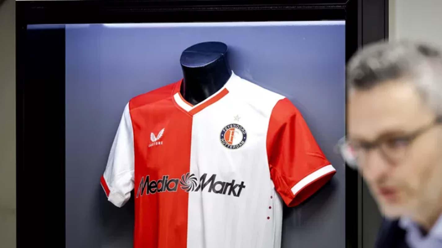 Feyenoord presenteert MediaMarkt als hoofdsponsor.